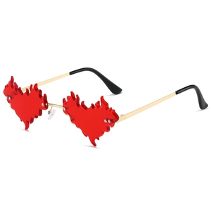 Lunettes de soleil cœur flamme sans monture avec verres rouges et branches en métal doré