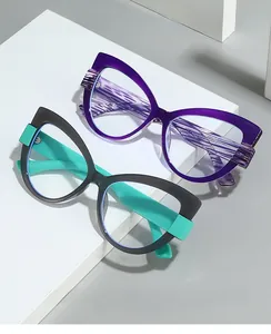 Dettaglio di occhiali cat-eye anti-luce blu viola e neri su blocchi geometrici