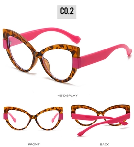 Vista tripla della montatura cat-eye leopardata con stanghette rosa e lenti trasparenti