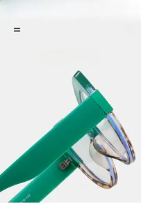 Dettaglio montatura a gatto verde trasparente con aste leggere e super elastiche