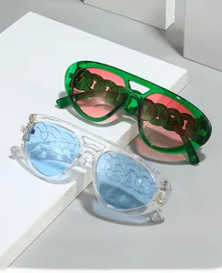 Gros plan de lunettes aviateur avec branches en chaîne épaisse et verres dégradés