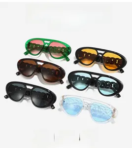 Détail des branches en chaîne épaisse sur des lunettes de soleil aviateur multicolores