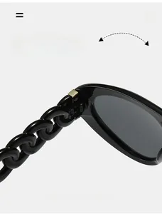 Détail des charnières robustes et de la chaîne noire épaisse sur ces lunettes d'aviateur