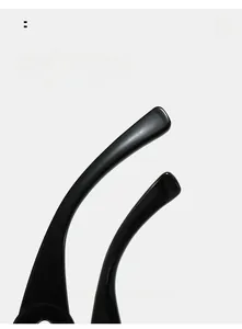 Détail macro des branches incurvées noires brillantes pour lunettes de soleil aviateur