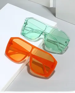 Détail de lunettes de sport orange et vert menthe avec montures modernes de style 2024