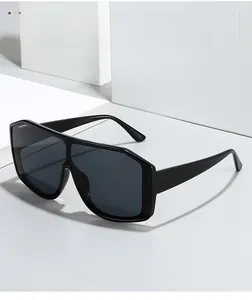 Vue détaillée des lunettes de soleil de cyclisme polygonales noires sur support géométrique