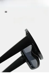Gros plan sur les lunettes de cyclisme noires brillantes avec branches flexibles