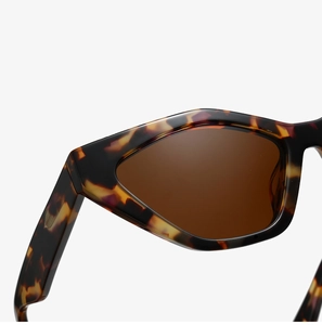 Vue macro de la monture de lunettes de soleil géométrique en écaille de tortue polie