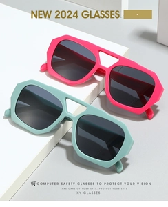 Vue détaillée des lunettes de soleil géométriques à double pont en rose et vert menthe
