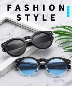 Détails de lunettes de soleil rondes rétro avec monture épaisse et rivets sur marbre