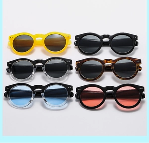 Collection de lunettes de soleil punk rondes rétro en six couleurs sur fond blanc