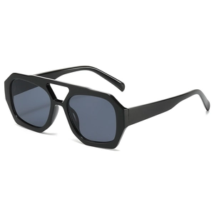 Lunettes de soleil rétro géométriques à double pont avec monture noire et verres gris