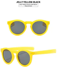 Détail de lunettes de soleil punk rondes avec monture jaune gelée et verres gris