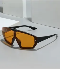 Gros plan de lunettes de soleil shield avec verres orange et larges branches noires