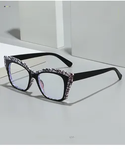 Détail de lunettes carrées TR90 anti-lumière bleue avec motif de marbre noir et blanc