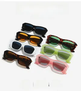 Détail de lunettes de soleil rectangulaires rétro en plusieurs couleurs avec monture épaisse