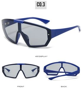 Trois vues de lunettes de soleil sport avec monture bleue et verres gris