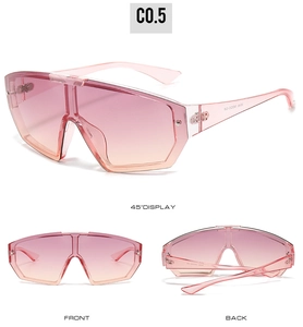 Détail de lunettes de soleil masque rose dégradé avec rivets argentés sous un angle de 45 degrés