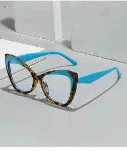 Vue détaillée des lunettes œil-de-chat avec texture écaille et monture intérieure bleue