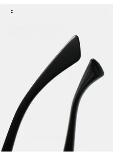 Détail des branches ergonomiques de lunettes de soleil de sport noir mat