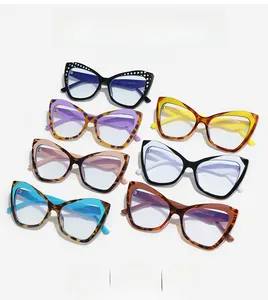 Vue détaillée de montures de lunettes œil-de-chat TR90 en divers motifs léopard et couleurs
