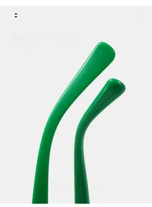 Détail des branches de lunettes vertes en TR90 avec design incurvé et finition lisse