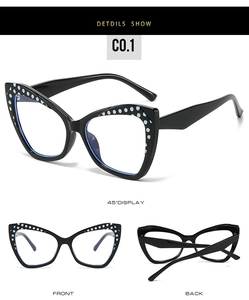 Vues détaillées des lunettes œil de chat en TR90 avec monture noire à pois blancs