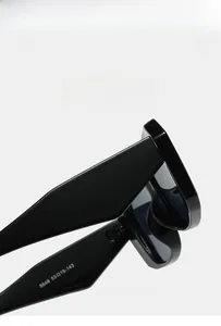 Détail des branches de lunettes de soleil noires affichant les dimensions du modèle 5648