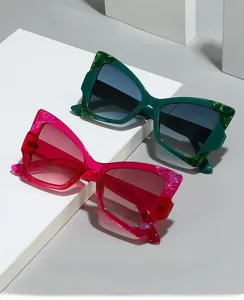Détail de lunettes œil-de-chat avec coins marbrés sur des blocs géométriques