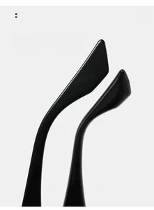 Détail des branches ergonomiques incurvées sur des lunettes de soleil noires polygonales