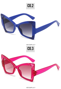 Détail de lunettes de soleil œil de chat avec monture effet marbre sous un angle de 45°