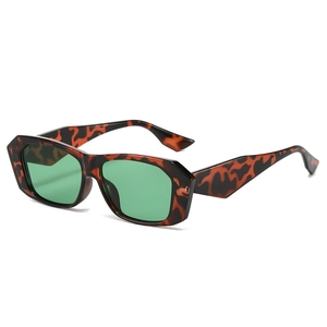 Lunettes de soleil carrées vintage avec monture en écaille et verres verts