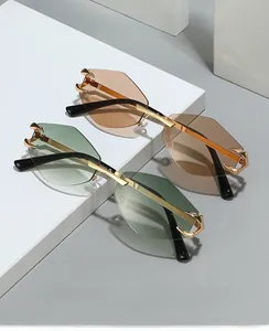 Détail de la charnière dorée avec gravure unique sur lunettes de soleil sans bordure