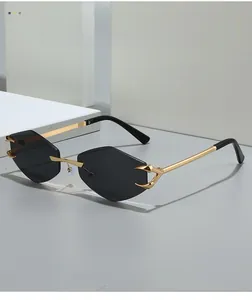 Vue détaillée de lunettes de soleil hexagonales sans monture avec cadre doré