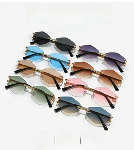 Détail macro de lunettes de soleil sans monture en losange avec pont en métal doré chic