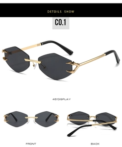 Détail de lunettes de soleil sans monture à coupe losange avec branches en métal doré et verres