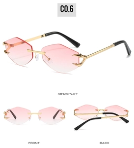 Affichage en trois vues de lunettes de soleil sans monture avec verres roses et monture dorée
