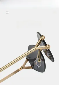Détail des charnières en Y dorées et des plaquettes en silicone sur lunettes sans monture