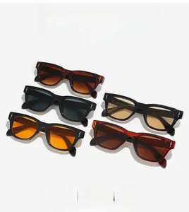 Détails de lunettes de soleil carrées avec charnières en croix et montures multicolores