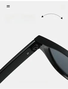 Détail macro d'une charnière en métal robuste sur des lunettes de soleil noires brillantes