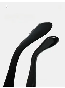 Détail macro des branches noires courbées ergonomiques pour un port confortable