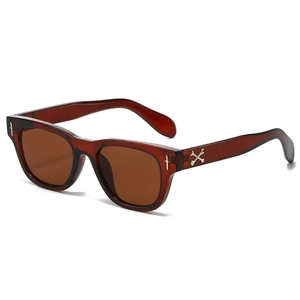 Lunettes de soleil punk carrées à monture marron translucide avec épées en argent
