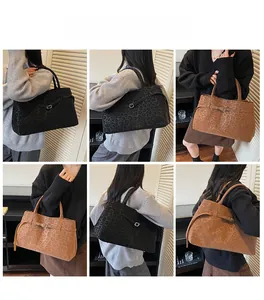 Detailaufnahmen großer Wildleder-Tote-Bags mit Leopardenmuster in Schwarz und Braun