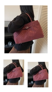 Dunkelrote Tote Bag mit Leopardenmuster, Wildleder-Haptik und dekorativer Metallschnalle