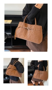Detail der Wildleder-Einkaufstasche mit Leopardenmuster, Ledergriffen und Metallschnallen