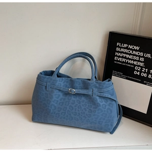 Detailansicht der blauen Tragetasche mit Leopardenmuster, Wildlederoptik und Schnalle