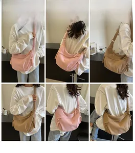 Vues détaillées des sacs bandoulière en velours côtelé rose et kaki sous différents angles