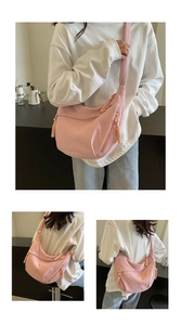 Détail de la texture en velours côtelé rose et de la tirette tressée du sac lune