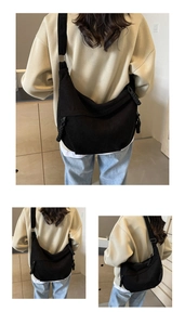 Détail du sac bandoulière en velours côtelé noir en forme de croissant avec sangle réglable