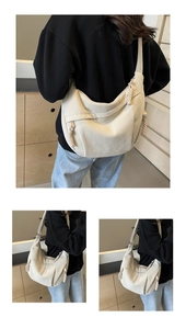 Détails de la texture d'un sac demi-lune en velours côtelé avec zip tressé décoratif